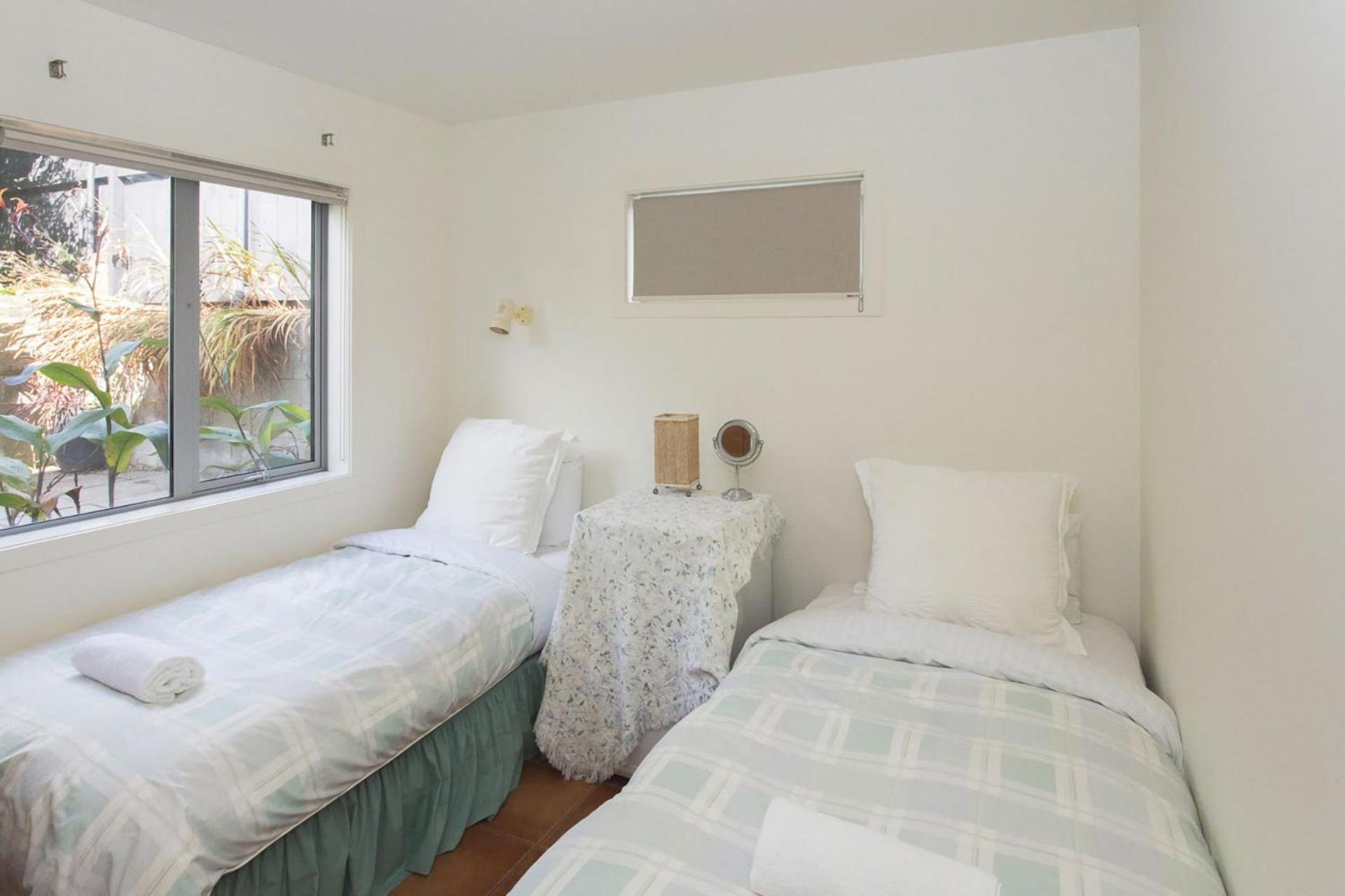 Chester Cottage Beachfront Oakura Exterior foto