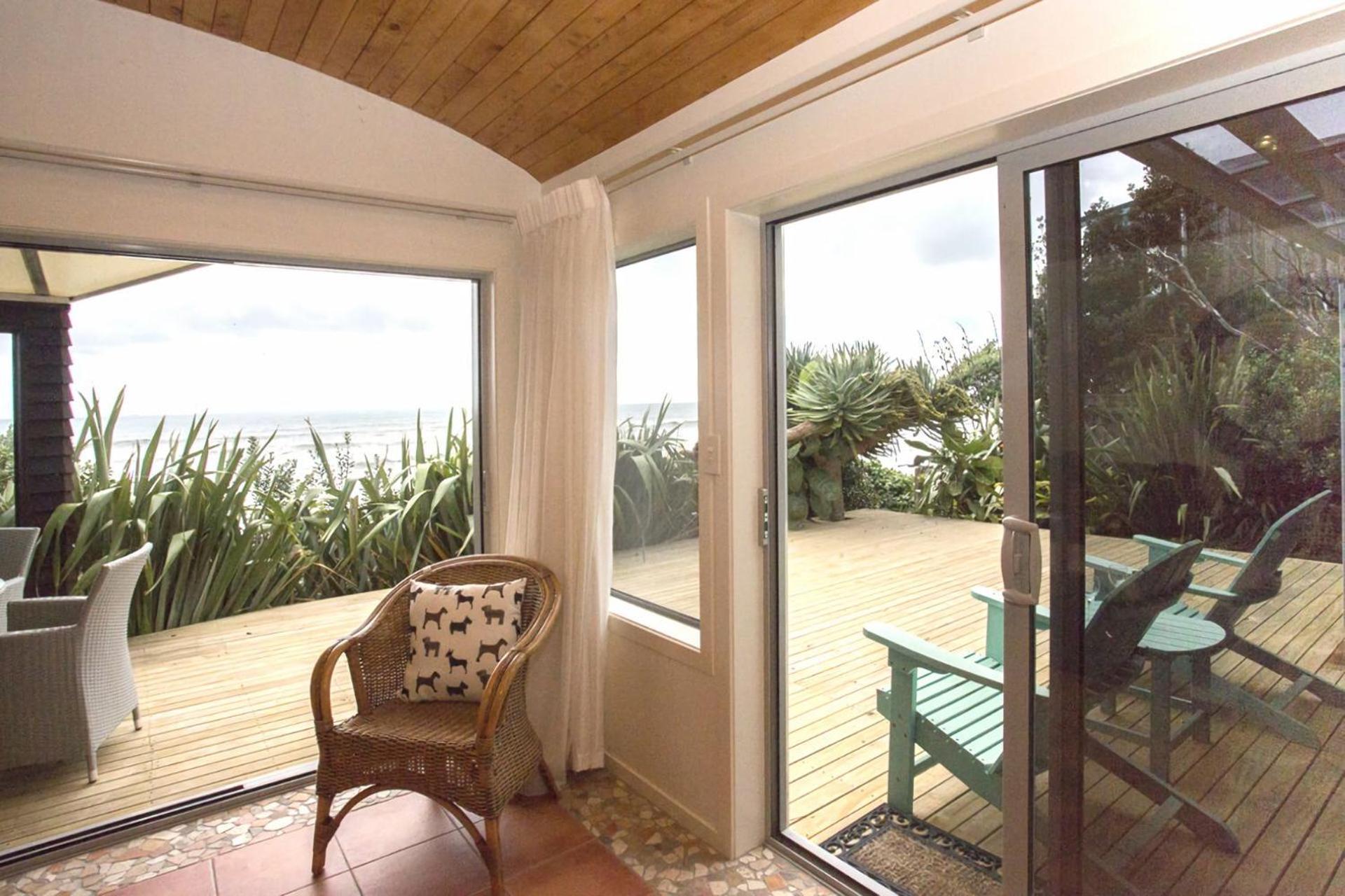 Chester Cottage Beachfront Oakura Exterior foto